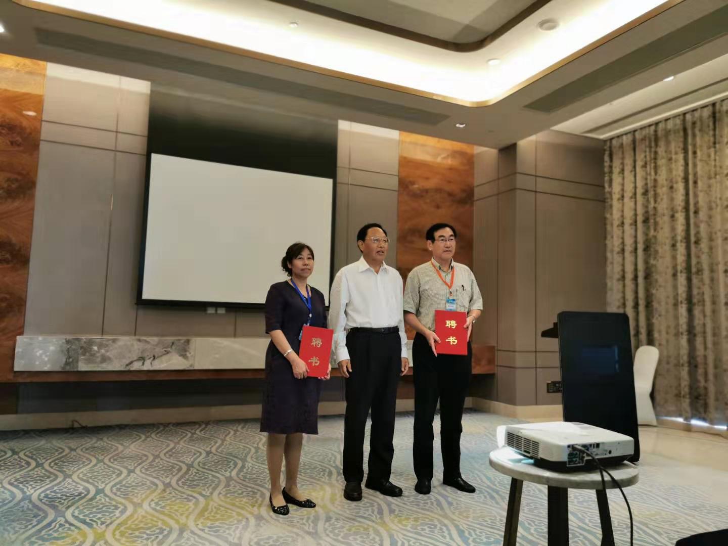 劉維林會(huì)長為新當(dāng)選的主任委員、總干事頒發(fā)聘書.jpg
